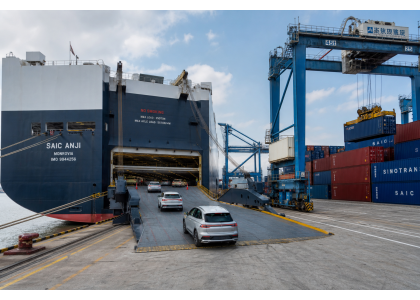 Container or Ro-Ro? 5 Critical Factors for Choosing the Right Vehicle Shipping Method